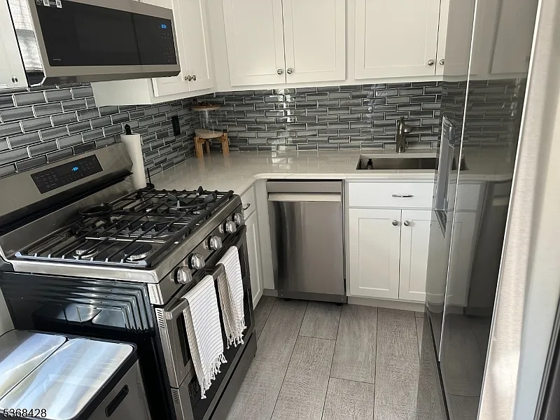 1 bed, 1.0 bath, $2,050 — Photo 2