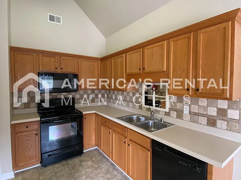 2807 Southwood Ln — Photo 5