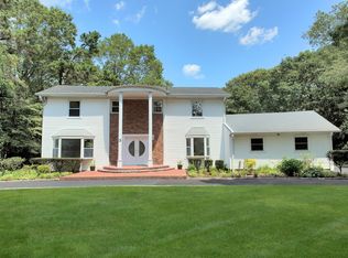 5 Wintergreen Dr, Melville, NY 11747