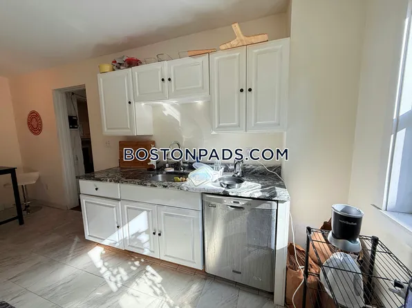 452 Park Dr APT 17, Boston, MA 02215