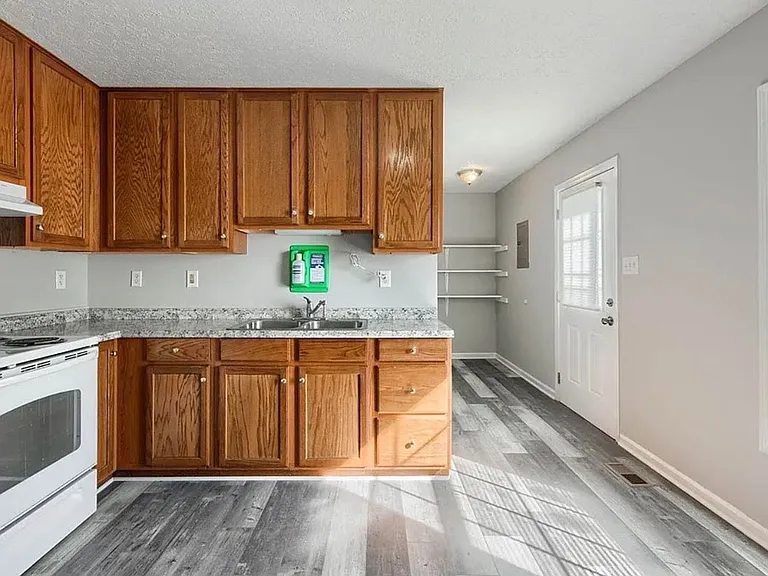 2228 Berkshire Dr — Photo 5