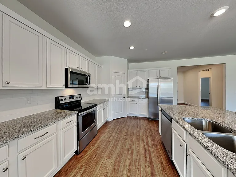 10204 Dogwood St — Photo 3