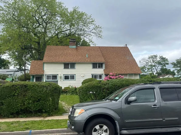 47 Squirrel Ln, Levittown, NY 11756