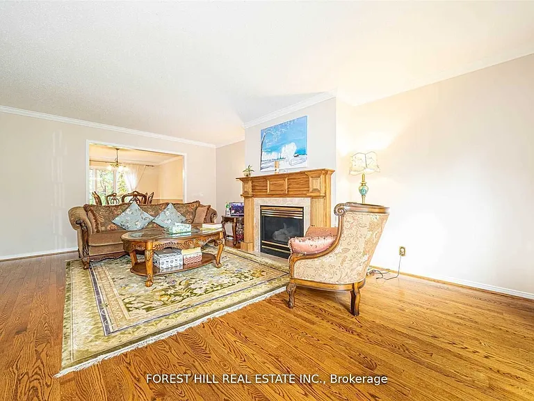 54 Pennock Cres — Photo 3