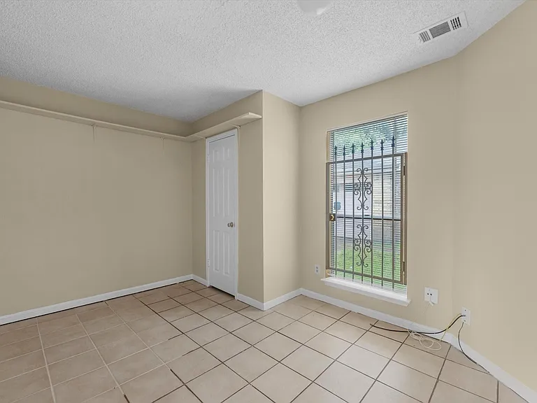 6338 Southwood Ct N — Photo 11
