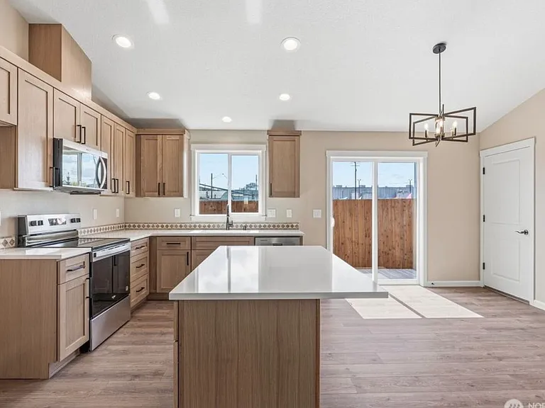204 Douglas St — Photo 18