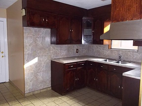 5th image of 817 E Plaza St