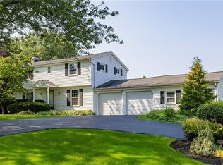 17 Candlewood Dr, Pittsford, NY 14534