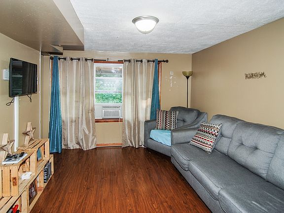 3rd image of 1244 Clarence Ave