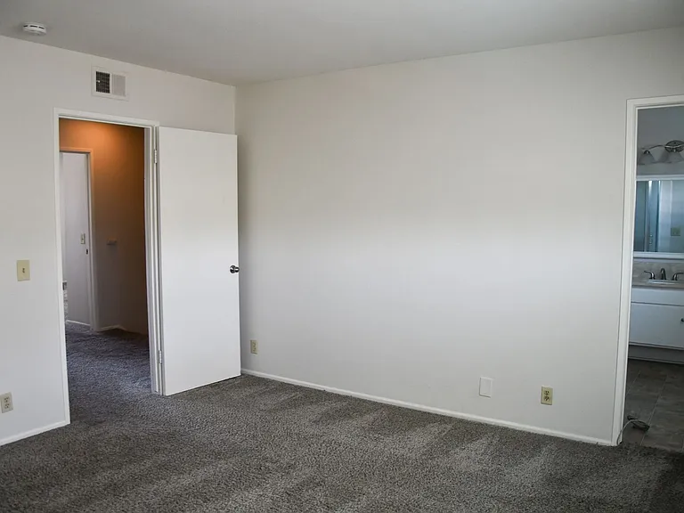522 E Collins Ave — Photo 52