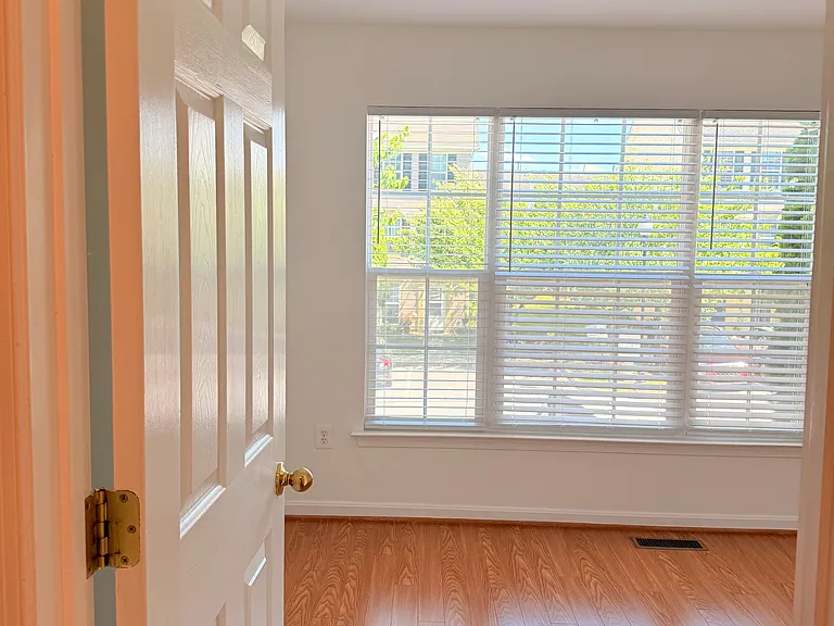 611 Tivoli Rd — Photo 9