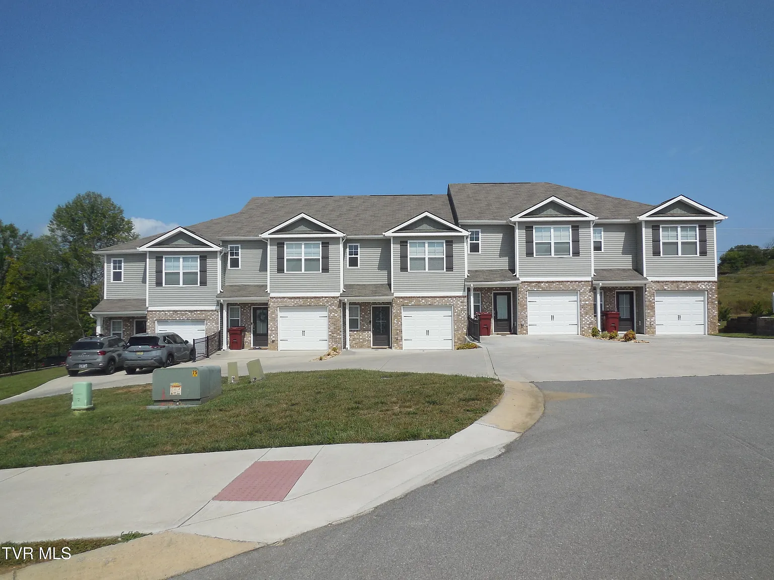 3 bed, 2.5 bath, 1418 sqft, $1,895 — Photo 2
