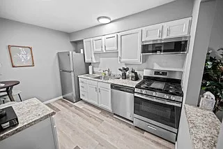 604 Clark St — Photo 32