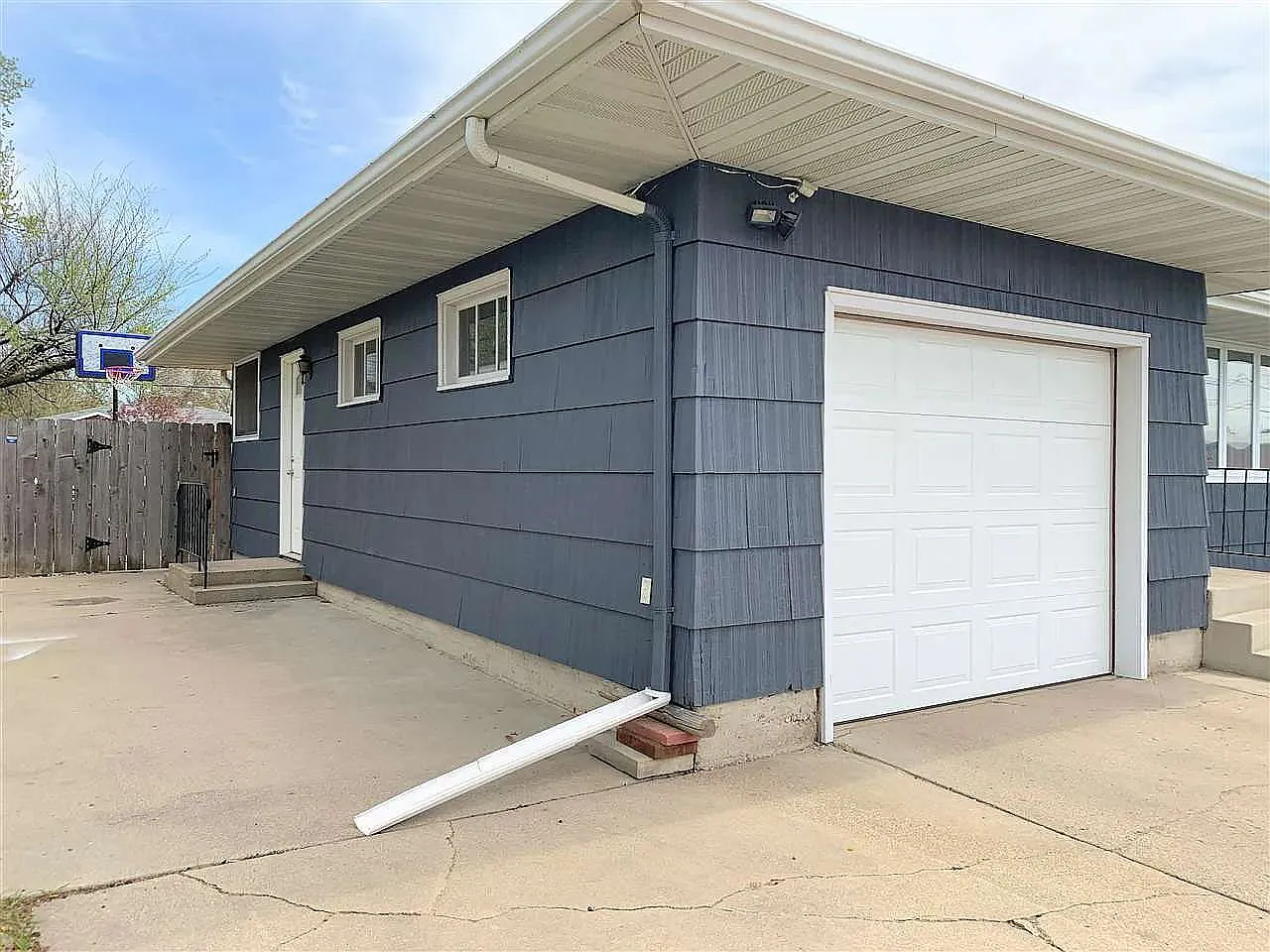 4 bed, 2.0 bath, 2100 sqft, $2,050 — Photo 2