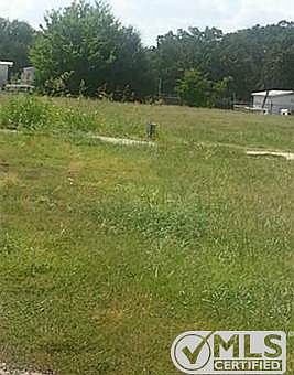 3rd image of 10810 Hemlock Dr