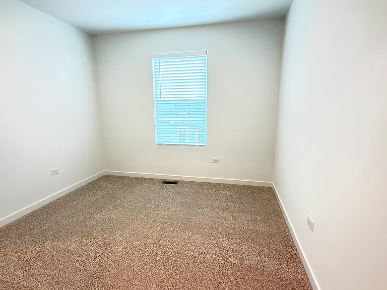 435 Lakeshore Ct — Photo 12