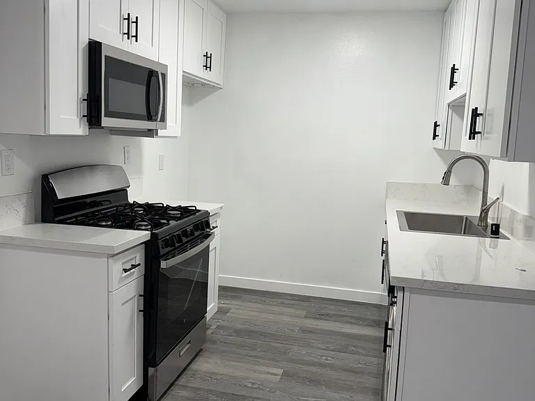 14351 Haynes St #104 — Photo 6
