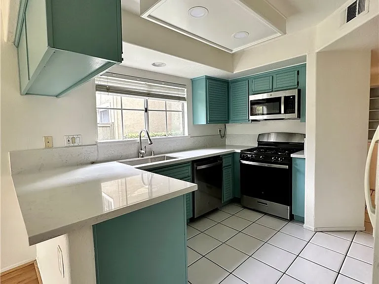 541 S Glenhurst Dr — Photo 18