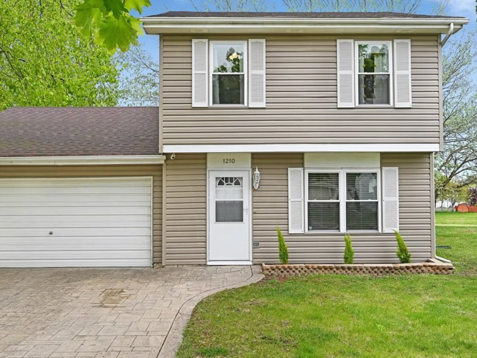 3 bed, 1.5 bath, 1620 sqft, $2,800 — Photo 3
