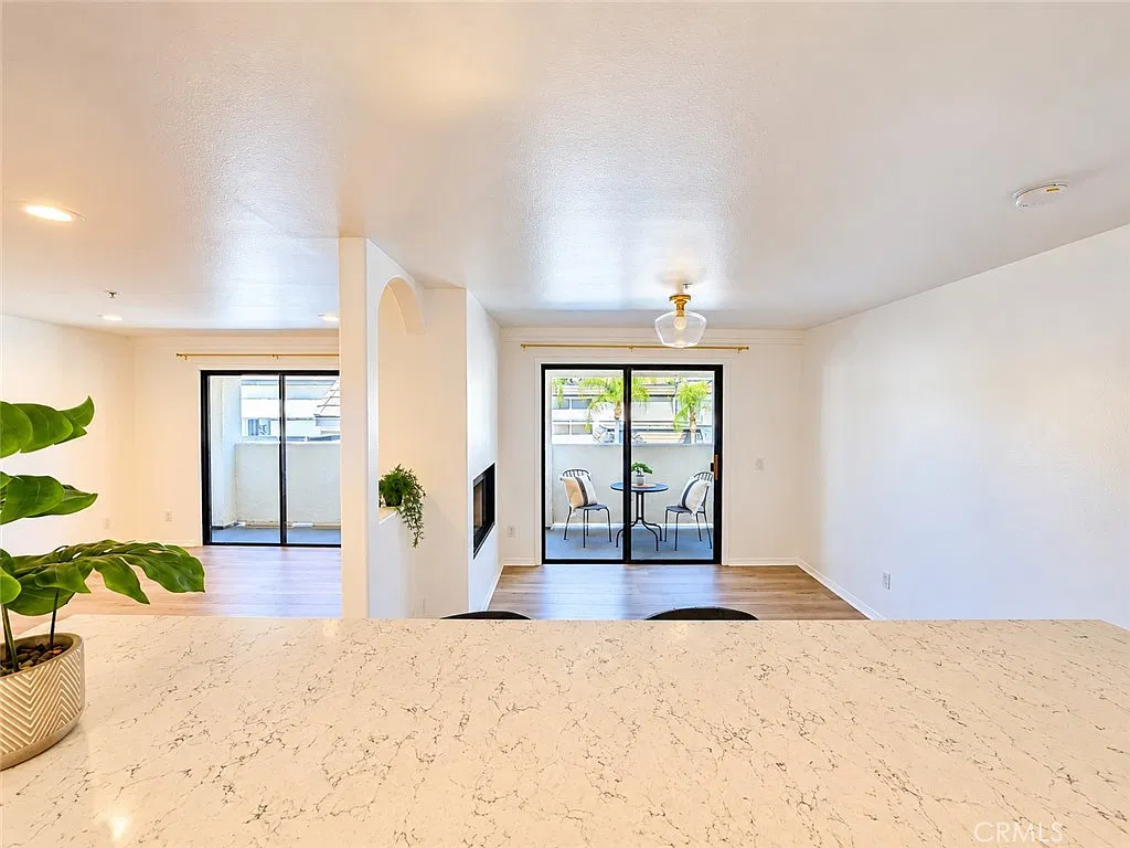 17735 Kinzie St — Photo 3