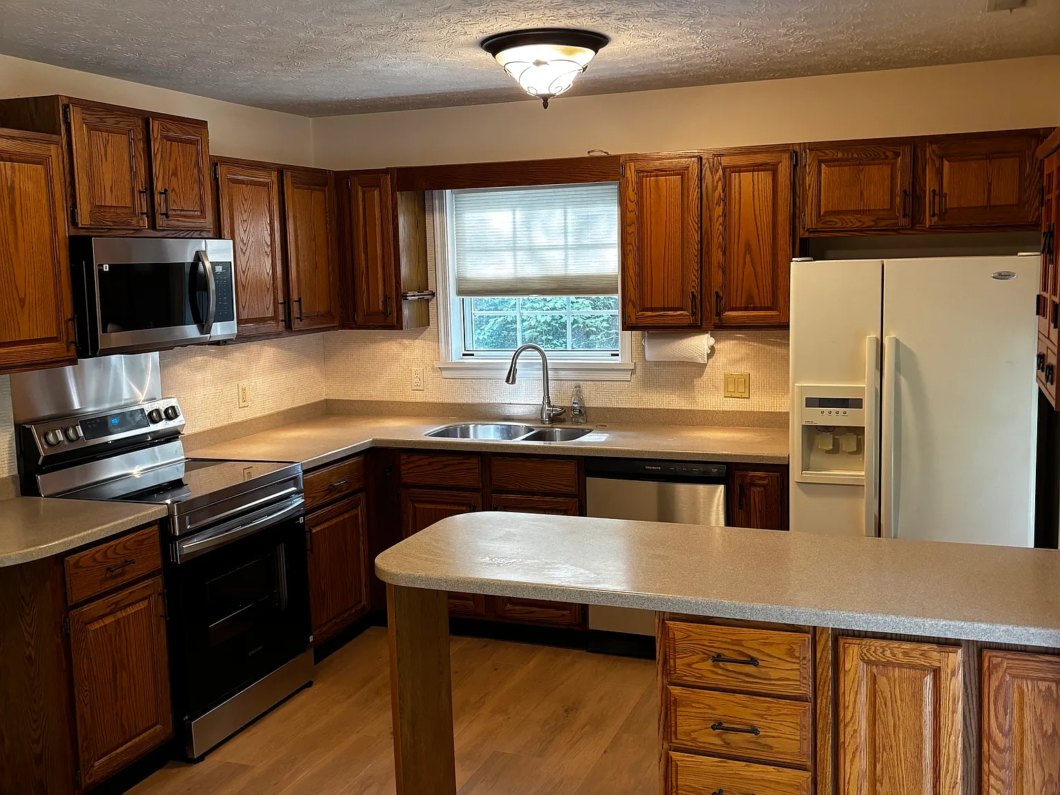 3 bed, 1298 sqft, $2,100 — Photo 2