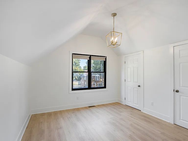 723 McCourtie St — Photo 12