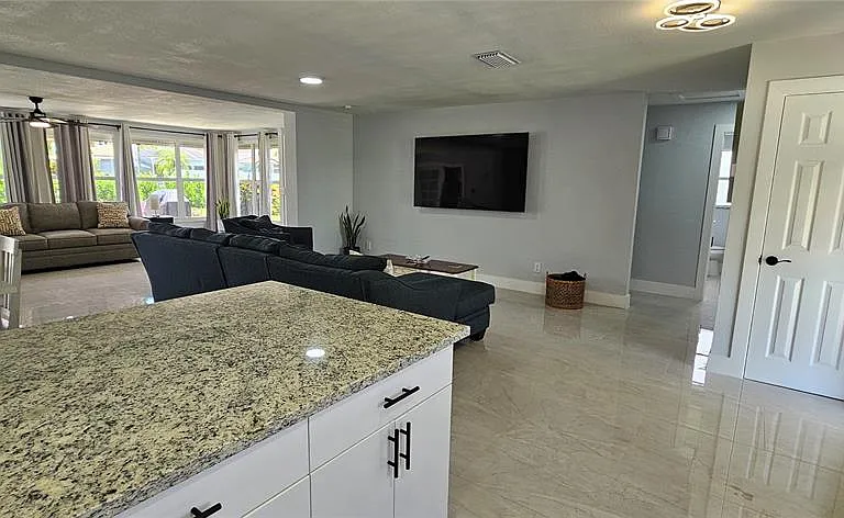 251 SE 46th St — Photo 21
