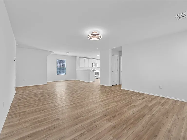 445 Grenada Lake Dr — Photo 3