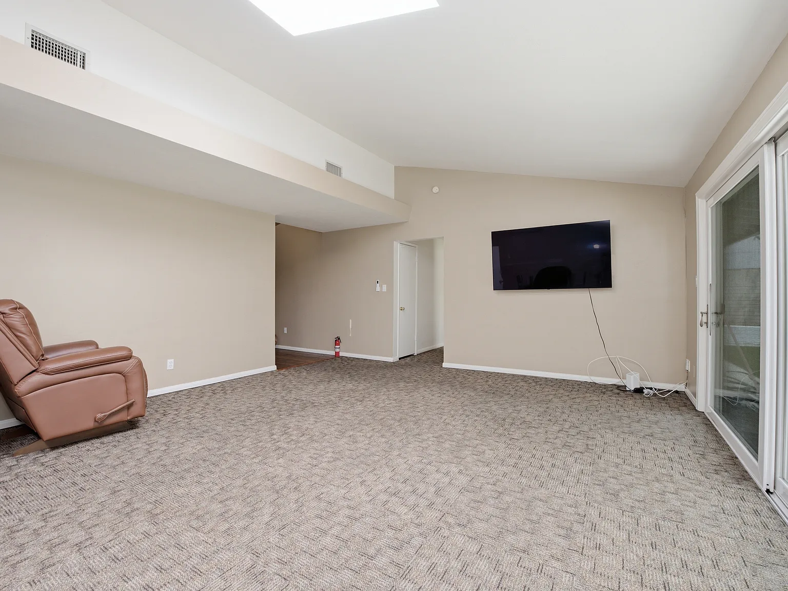5 bed, 1700 sqft, $6,300 — Photo 4