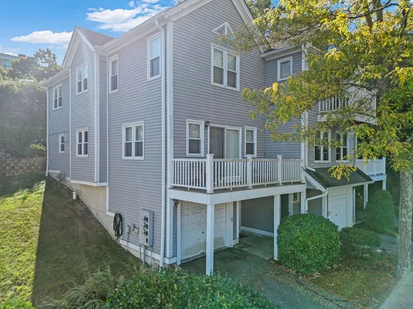 1810 Highland Ave APT 22, Fall River, MA 02720