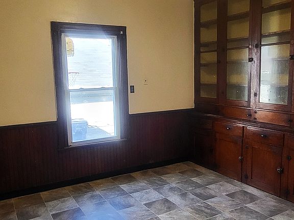 3rd image of 170 Blaine Ave Floor 1