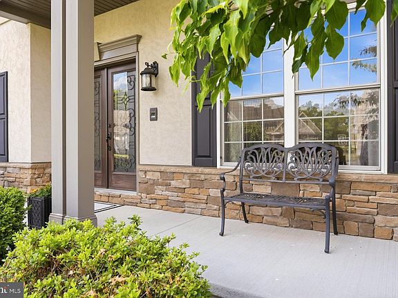 3rd image of 140 Woods Edge Dr