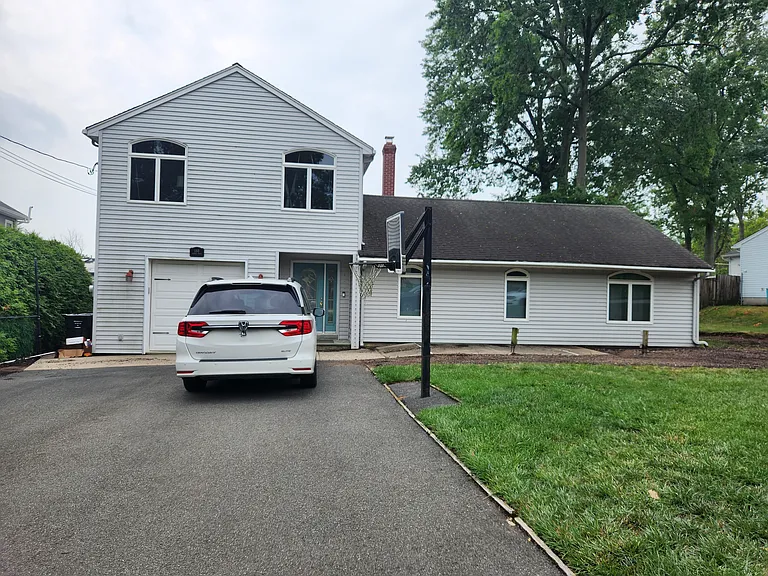 150 Thomas Dr — Photo 1