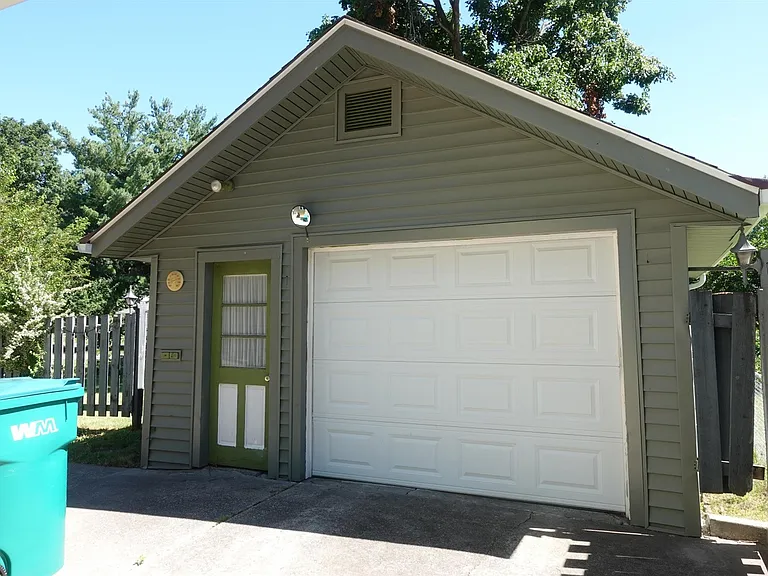 914 E Losey St — Photo 3