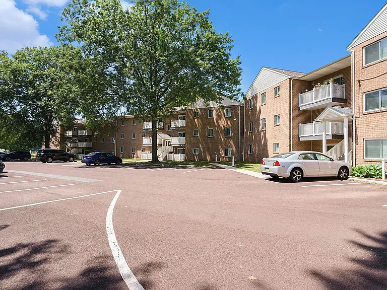 Maple Court Apartments — Photo 29