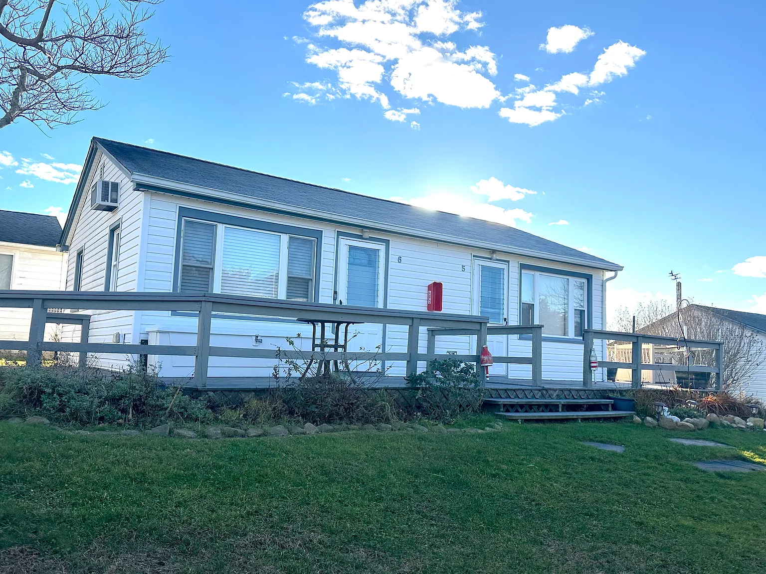 Idyllic Montauk Waterfront Beach Cottage — Photo 1