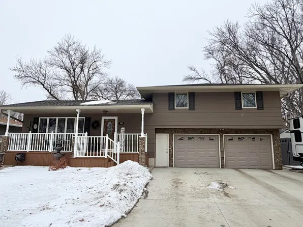 803 16th Ave NE, Aberdeen, SD 57401