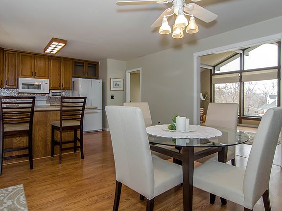Dining area & kitchen