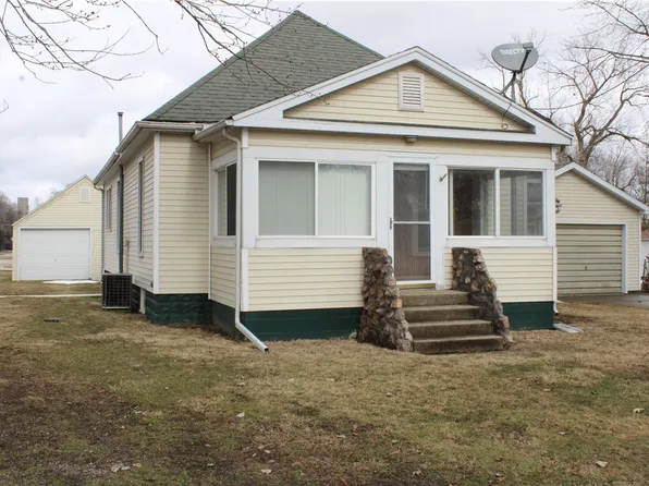 1014 E 1st St, Pana, IL 62557