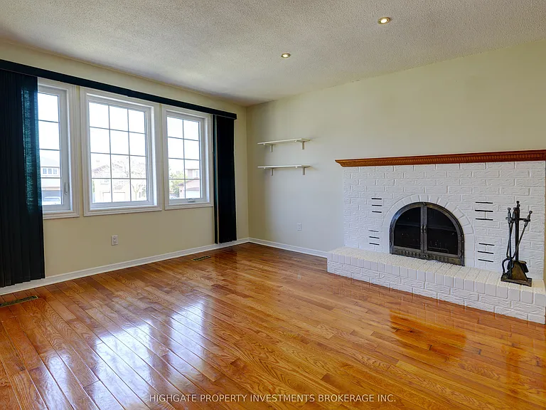 654 Brougham Pl #MAIN UPPER — Photo 11