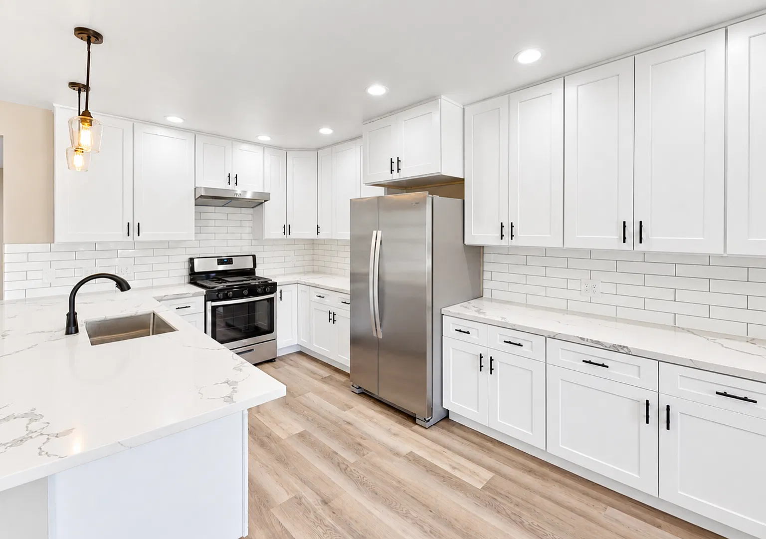 Beautiful bright and spacious 5 Bedrooms - Amazing Location! — Photo 3