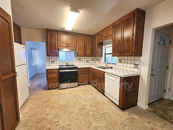 4th image of 4621 Date Ave