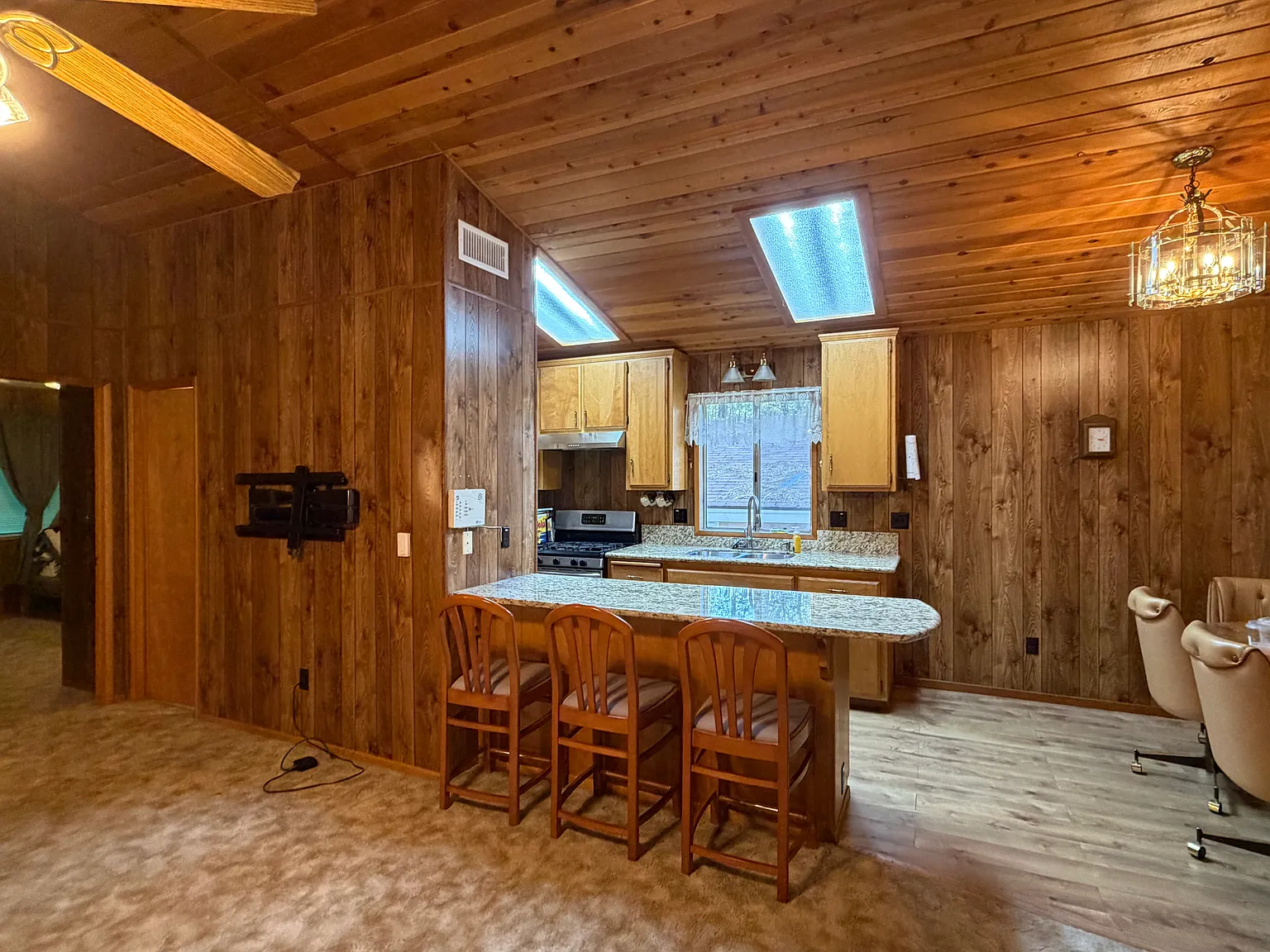 2 bed, 890 sqft, $2,045 — Photo 4