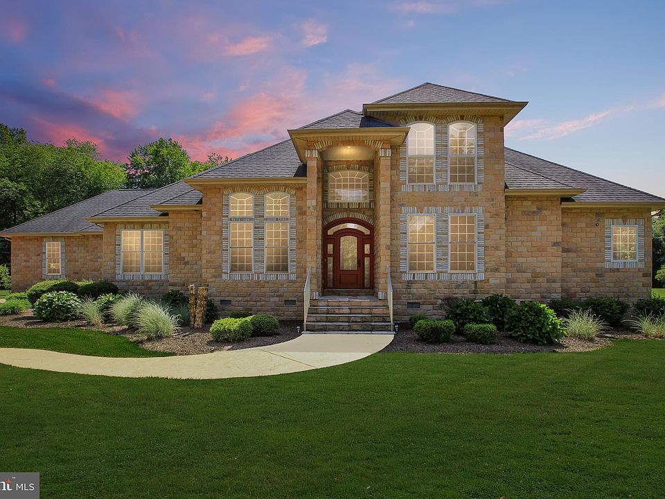 1st image of 119 Village Dr