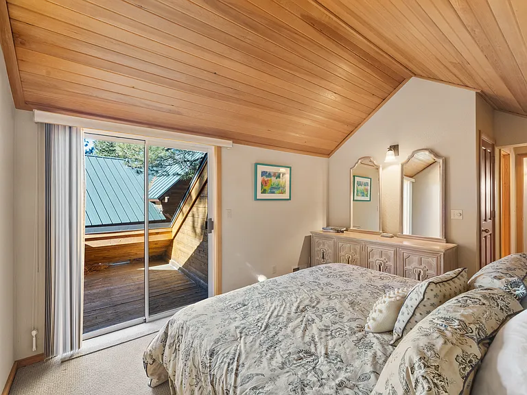 724 Conifer — Photo 16
