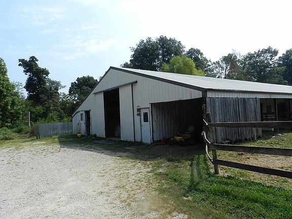 Horse Stable (18 stalls)