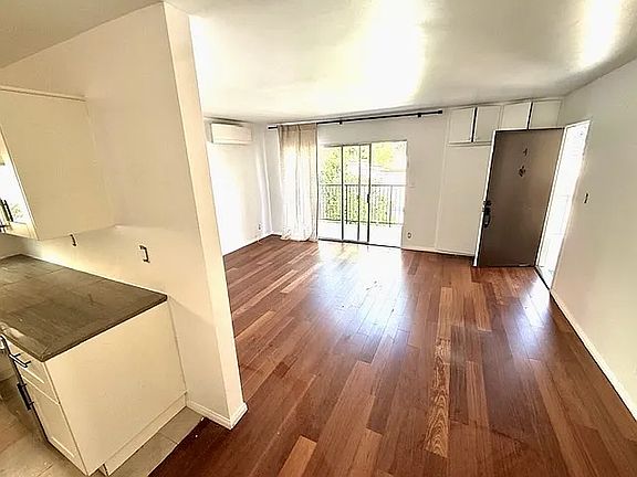 2nd image of 934 15th St #4