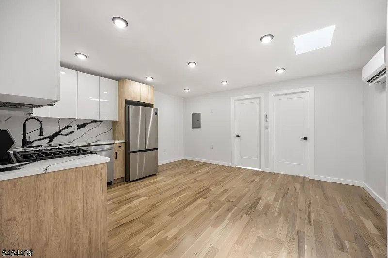 3 bed, 1.0 bath, 980 sqft, $3,300 — Photo 3