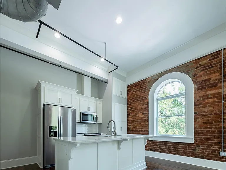 111-201 W Jefferson St #201 — Photo 5