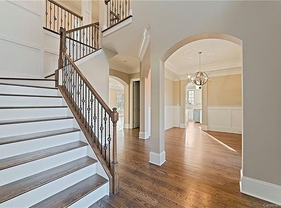 3rd image of 5307 Macandrew Dr